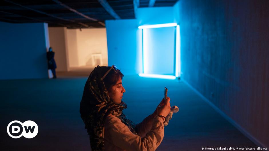 Tehran: Iranians flock to Western art exhibition | DW | 26.08.2022