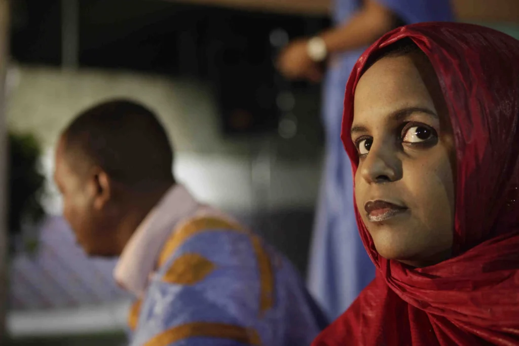 Noura Mint Seymali performing with the ardine